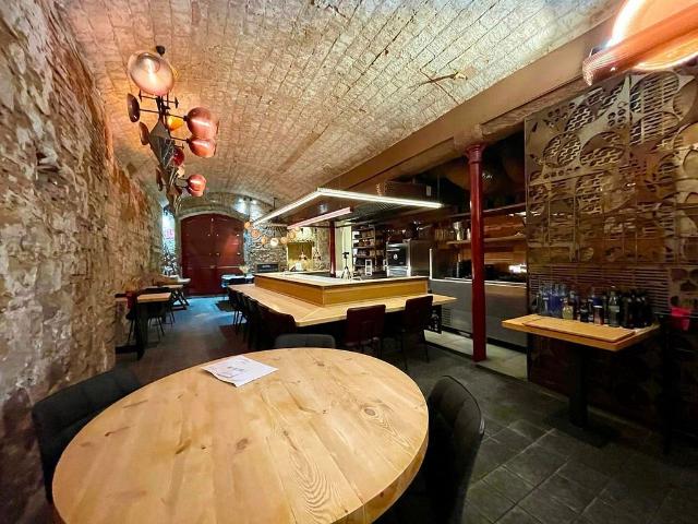 Local comercial en alquiler en calle D'avinyó, Barcelona, de 184 m² por 2.700