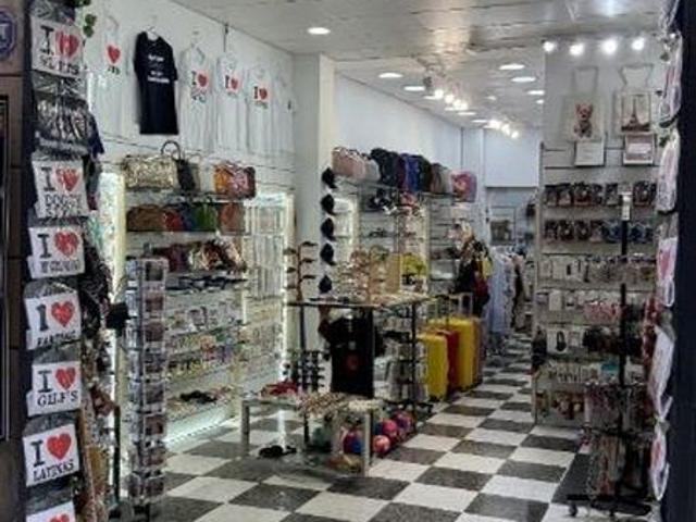 Local comercial en alquiler en calle D'avinyó, Barcelona, de 190 m² 1 habitación por 2.200