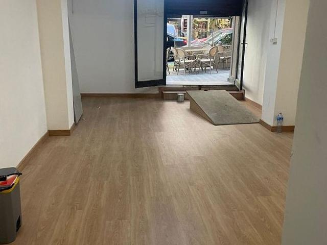 Local comercial en alquiler en calle D'amigó, Barcelona, de 40 m² 2 habitaciones por 850