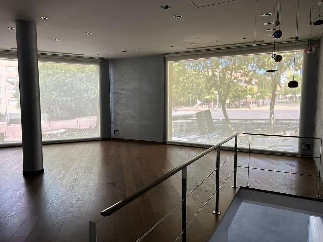 Local comercial en alquiler en calle D'anselm Clavé, Montornès del Vallès, de 119 m² 2 habitaciones por 2.100