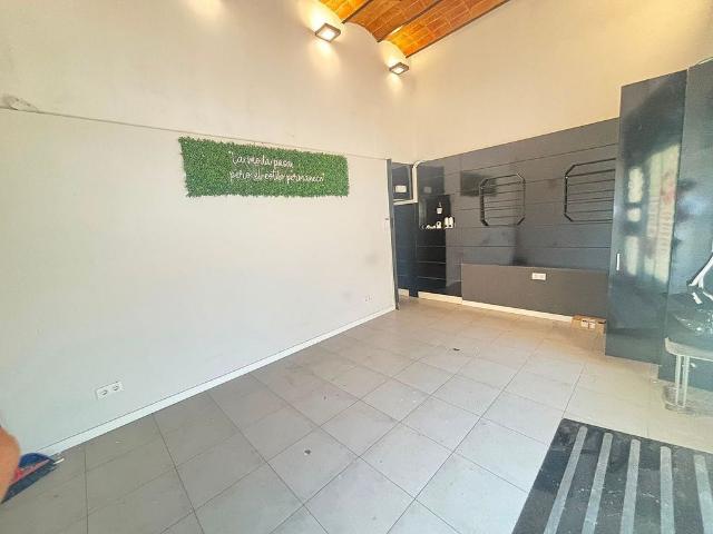 Local comercial en alquiler en calle D'aragó, Barcelona, de 100 m² 3 habitaciones por 1.250