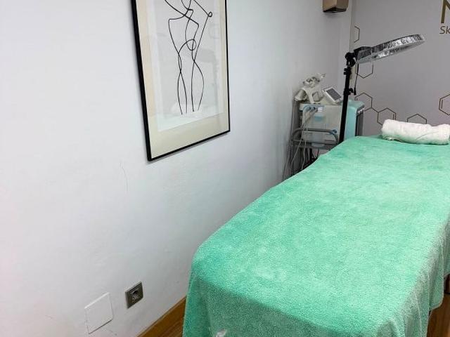 Local comercial en alquiler en calle De Còrsega, Barcelona, de 340 m² 9 habitaciones por 1.750