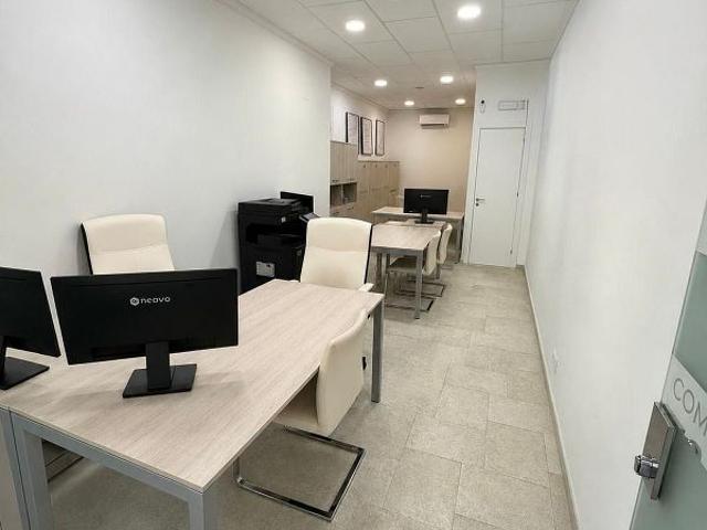 Local comercial en alquiler en calle De Ca L'alegre de Dalt, Barcelona, de 78 m² 2 habitaciones por 1.395