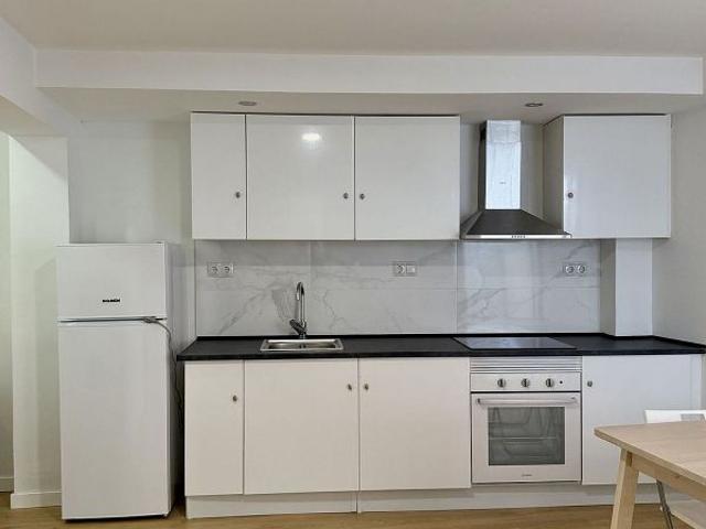 Local comercial en alquiler en calle De Calderón de la Barca, Barcelona, de 60 m² 3 habitaciones por 1.300