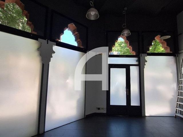 Local comercial en alquiler en calle De Bailèn, Barcelona, de 75 m² por 1.950