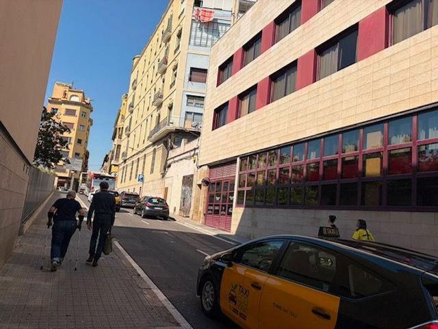 Local comercial en alquiler en calle De Ballester, Barcelona, de 290 m² 2 habitaciones por 1.900