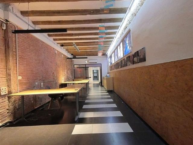 Local comercial en alquiler en calle De Berga, Barcelona, de 150 m² por 2.400