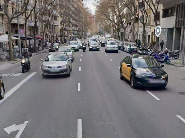 Local comercial en alquiler en calle De Berlín, Barcelona, de 425 m² 1 habitación por 5.900