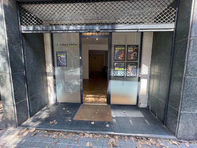 Local comercial en alquiler en calle De Galileu, Barcelona, de 150 m² 2 habitaciones por 1.200