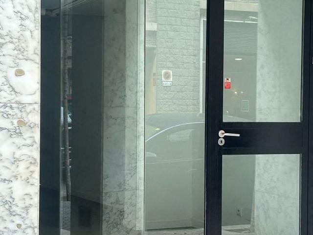 Local comercial en alquiler en calle De Descartes, Barcelona, de 19 m² por 800
