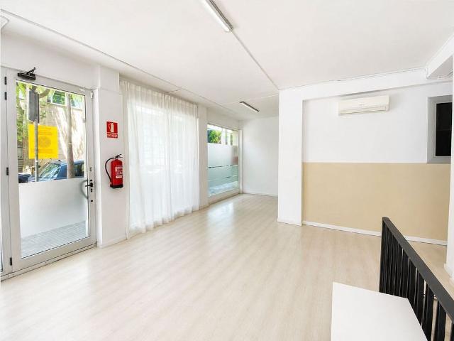 Local comercial en alquiler en calle De Descartes, Barcelona, de 214 m² 5 habitaciones por 1.700
