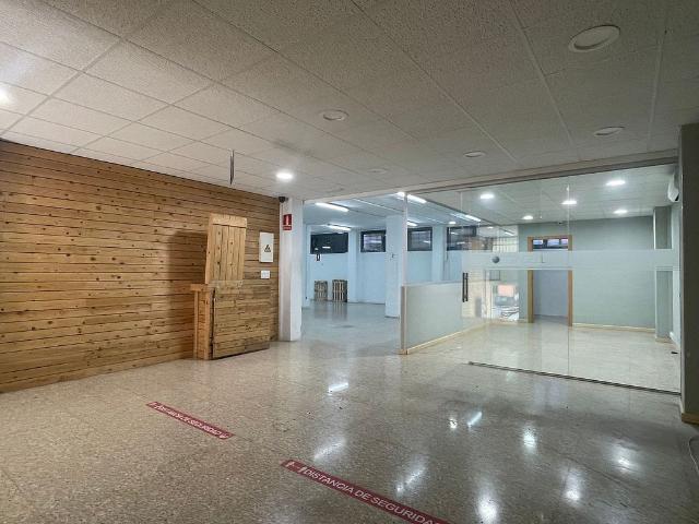 Local comercial en alquiler en calle De Fortià Casanovas, Gavà, de 202 m² 1 habitación por 999