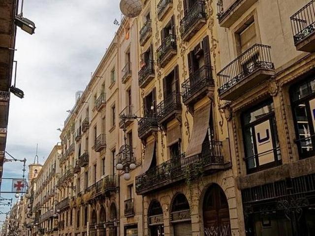 Local comercial en alquiler en calle De Ferran, Barcelona, de 120 m² 3 habitaciones por 8.200