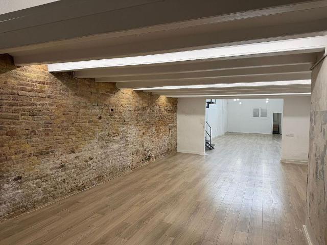 Local comercial en alquiler en calle De la Ciutat de Granada, Barcelona, de 250 m² 3 habitaciones por 3.800