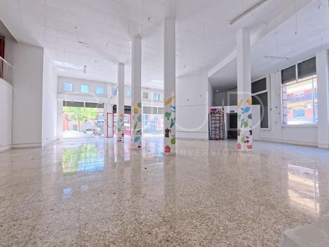 Local comercial en alquiler en calle De la Circumvalació, Viladecans, de 290 m² por 1.900
