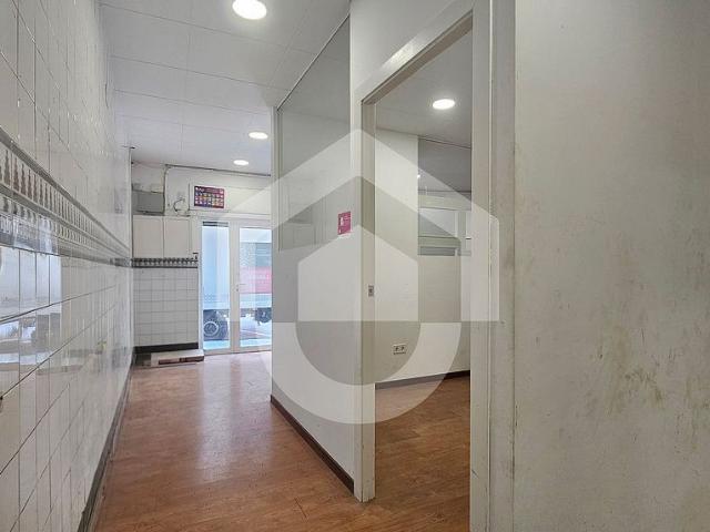 Local comercial en alquiler en calle De la Font D'en Canyelles, Barcelona, de 83 m² 4 habitaciones por 1.000