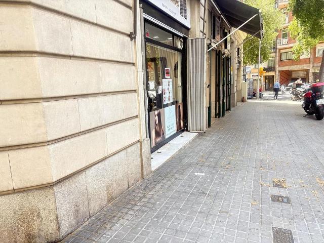 Local comercial en alquiler en calle De la Indústria, Barcelona, de 122 m² por 1.000