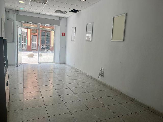 Local comercial en alquiler en calle De la Muntanya, Barcelona, de 50 m² 3 habitaciones por 900