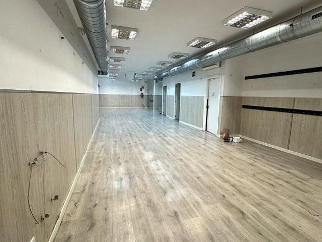 Local comercial en alquiler en calle De Les Arts i Els Oficis, Hospitalet de Llobregat, L´, de 180 m² 2 habitaciones por 1.200