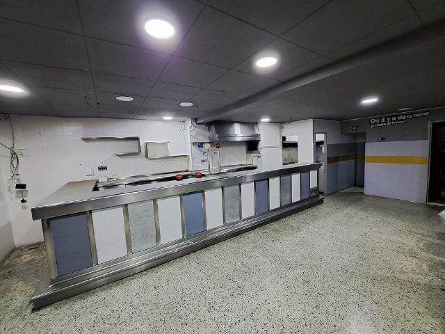 Local comercial en alquiler en calle De Nàpols, Santa Coloma de Gramanet, de 67 m² por 35.000