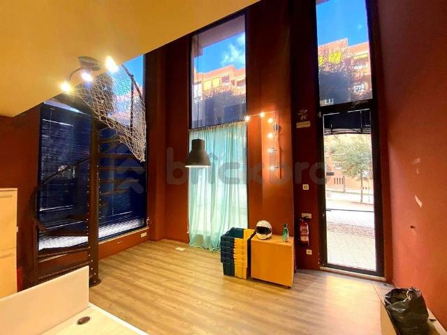 Local comercial en alquiler en calle D'antoni Gaudí, Sant Joan Despí, de 128 m² 3 habitaciones por 950