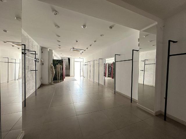 Local comercial en alquiler en calle De Sant Pere, Terrassa, de 255 m² 2 habitaciones por 2.950