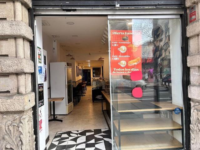 Local comercial en alquiler en calle De Sants, Barcelona, de 160 m² 1 habitación por 2.400