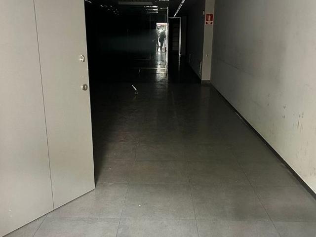 Local comercial en alquiler en calle De Sants, Barcelona, de 220 m² 1 habitación por 3.900