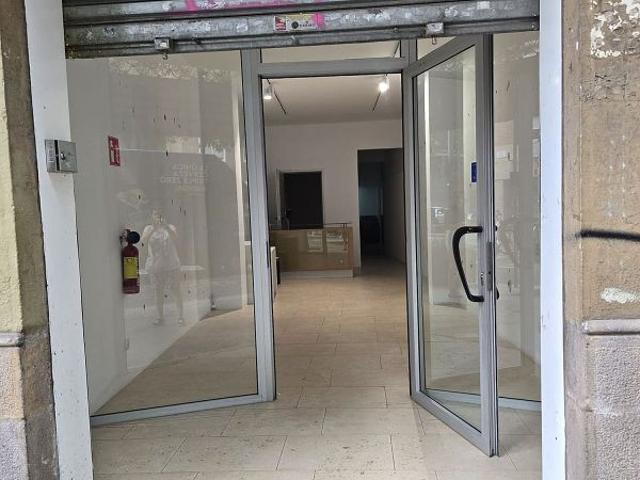 Local comercial en alquiler en calle De Sants, Barcelona, de 55 m² 2 habitaciones por 1.000
