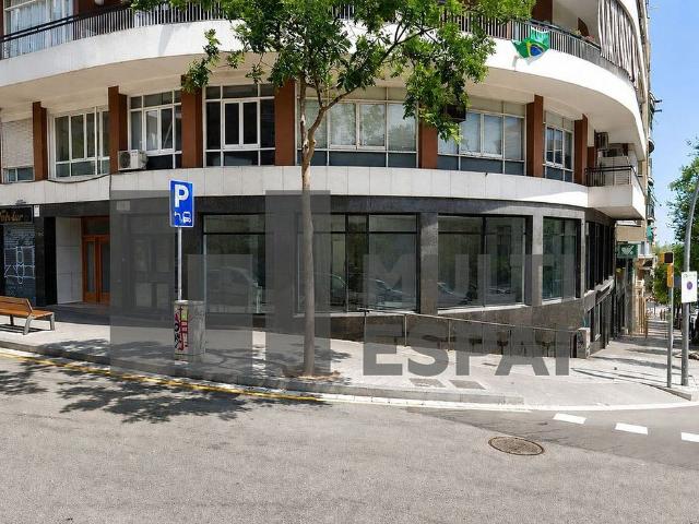 Local comercial en alquiler en calle De Sardenya, Barcelona, de 261 m² 2 habitaciones por 3.500