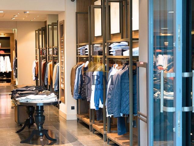 Local comercial en alquiler en calle De Pelai, Barcelona, de 647 m² 4 habitaciones por 18.000