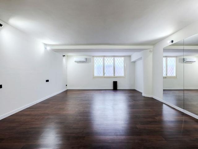 Local comercial en alquiler en calle De Rocafort, Barcelona, de 250 m² 6 habitaciones por 700