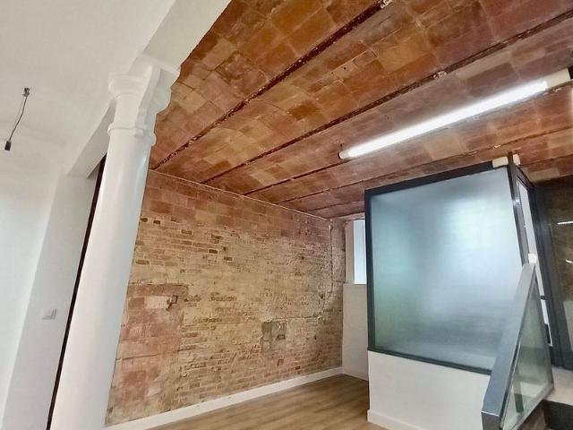 Local comercial en alquiler en calle De Roger de Llúria, Barcelona, de 88 m² 2 habitaciones por 2.100