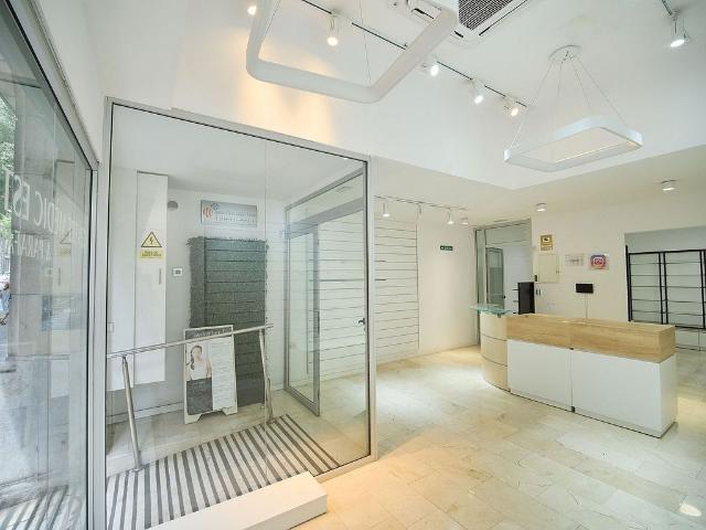 Local comercial en alquiler en calle De Roger de Llúria, Barcelona, de 240 m² 14 habitaciones por 3.750
