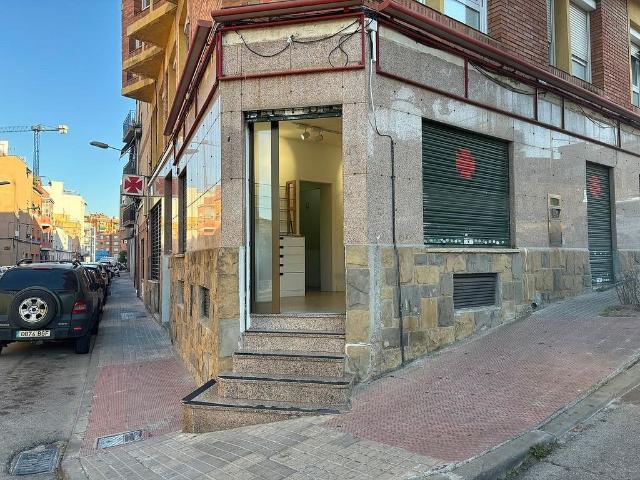Local comercial en alquiler en calle De Ripoll, Badalona, de 140 m² 4 habitaciones por 720