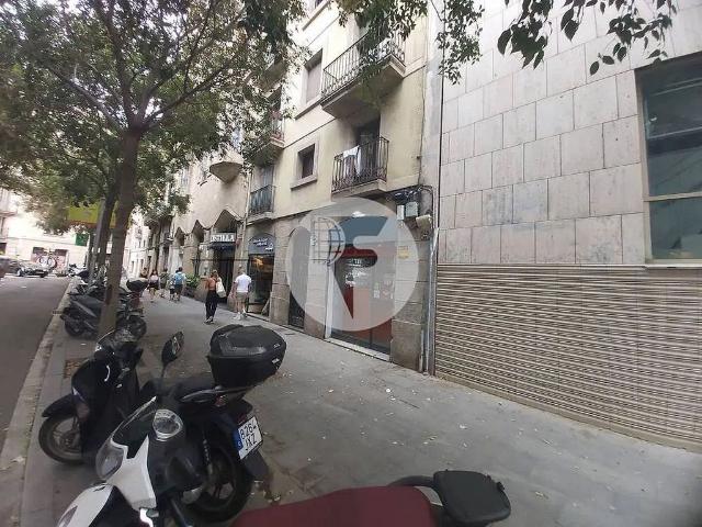 Local comercial en alquiler en calle De Valldonzella, Barcelona, de 62 m² por 2.000