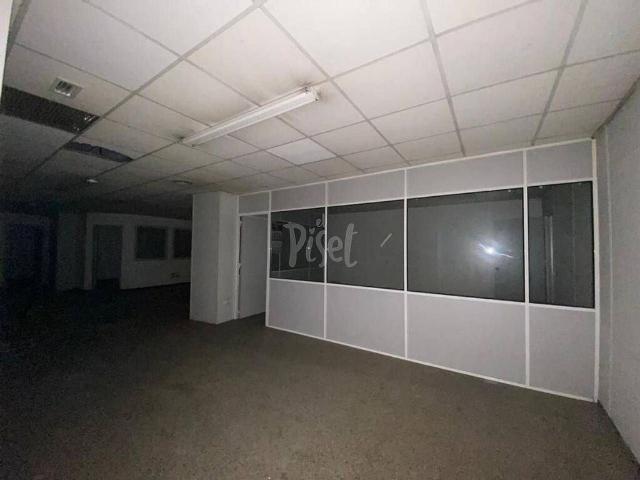 Local comercial en alquiler en calle De Vicenç Bou, Esplugues de Llobregat, de 250 m² por 196.000