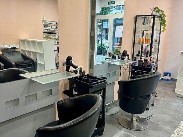 Local comercial en alquiler en calle De Vila i Vilà, Barcelona, de 72 m² 5 habitaciones por 650