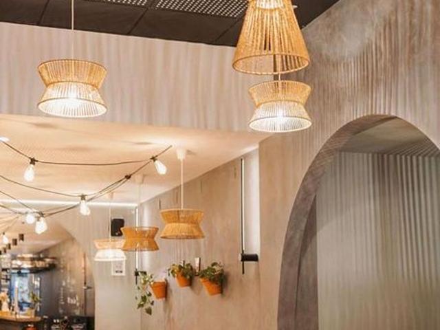 Local comercial en alquiler en calle De Viladomat, Barcelona, de 202 m² 5 habitaciones por 2.700