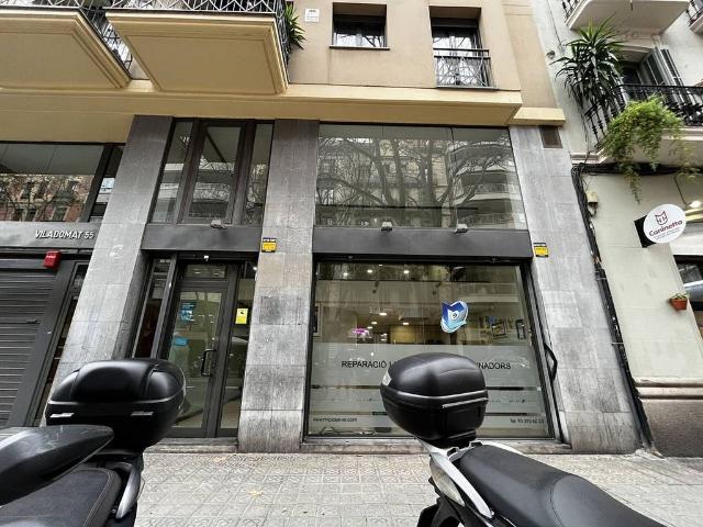 Local comercial en alquiler en calle De Viladomat, Barcelona, de 380 m² por 3.500