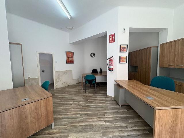 Local comercial en alquiler en calle Del Doctor Robert, Badalona, de 40 m² 1 habitación por 600