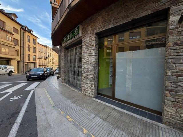 Local comercial en alquiler en calle Del Dr Carles Pol i Aleu, Sort, de 80 m² 1 habitación por 525