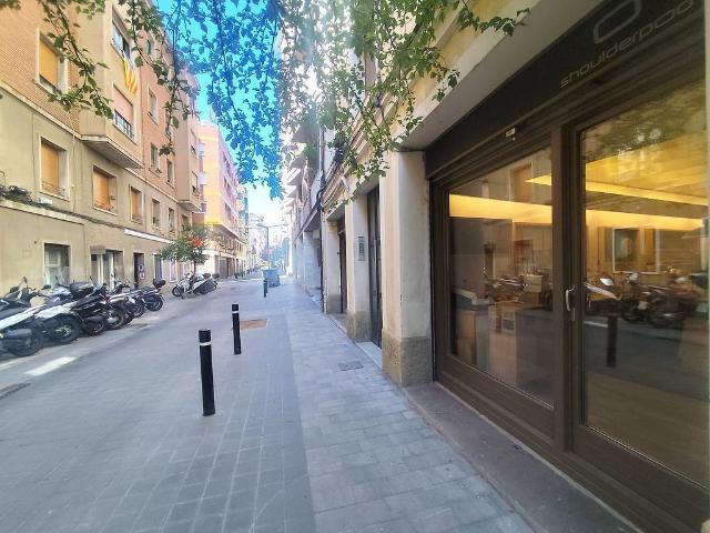 Local comercial en alquiler en calle Del Francolí, Barcelona, de 110 m² 2 habitaciones por 1.980