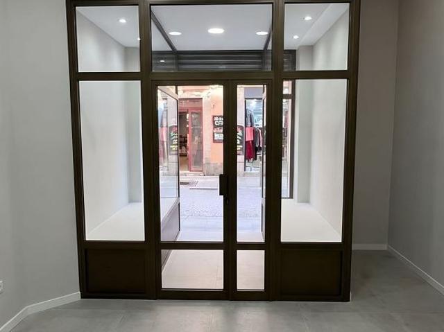 Local comercial en alquiler en calle Del Penedès, Barcelona, de 90 m² 3 habitaciones por 1.000