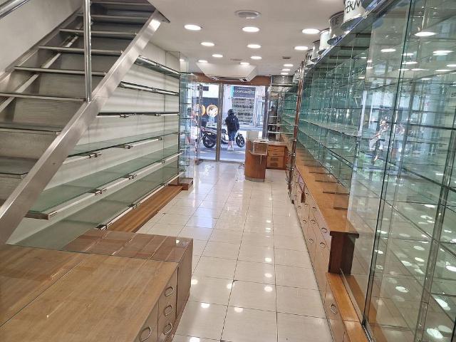 Local comercial en alquiler en calle Del Tajo, Barcelona, de 80 m² 3 habitaciones por 1.200
