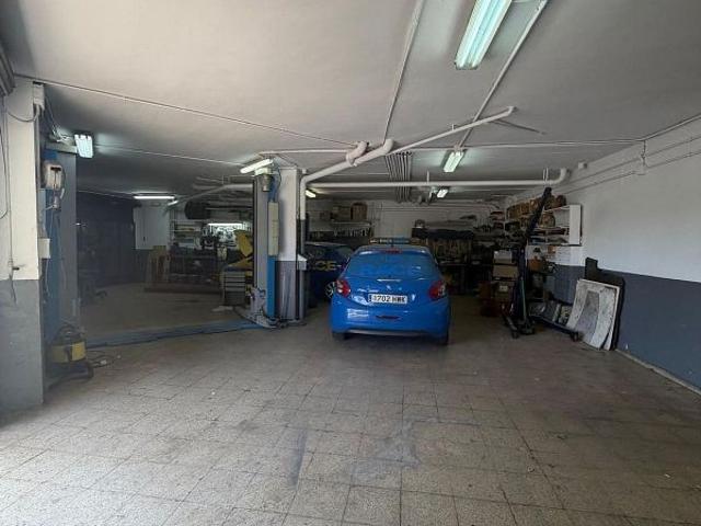 Local comercial en alquiler en calle D'hondures, Barcelona, de 130 m² 1 habitación por 2.000