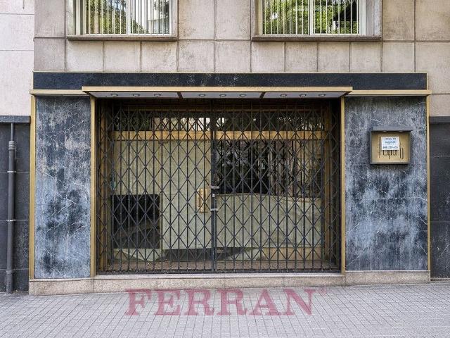 Local comercial en alquiler en calle Francesc Pérez Cabrero, Barcelona, de 190 m² por 5.500