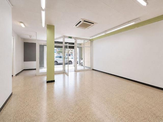Local comercial en alquiler en calle Mestre Candi, Hospitalet de Llobregat, L´, de 117 m² 3 habitaciones por 1.400