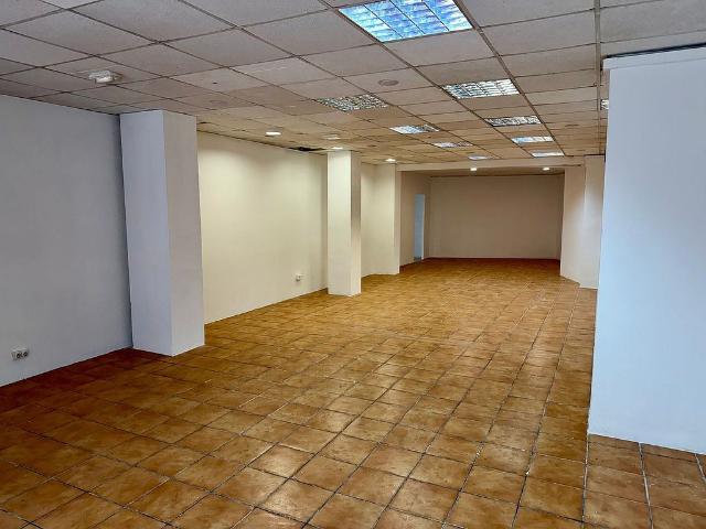 Local comercial en alquiler en calle Portugal, Barcelona, de 180 m² 2 habitaciones por 1.700