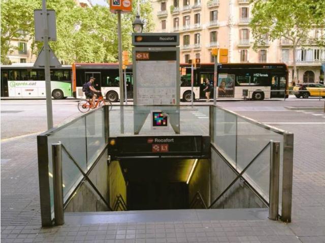Local comercial en alquiler en Calle Rocafort – Barcelona